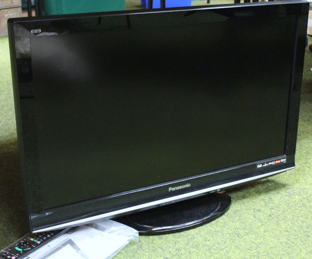 Appraisal: A Panasonic Viera HD Dolby colour television with Freesat instruction