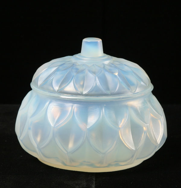 Appraisal: Sabino Petalia opalescent art glass lidded powder box Signed in