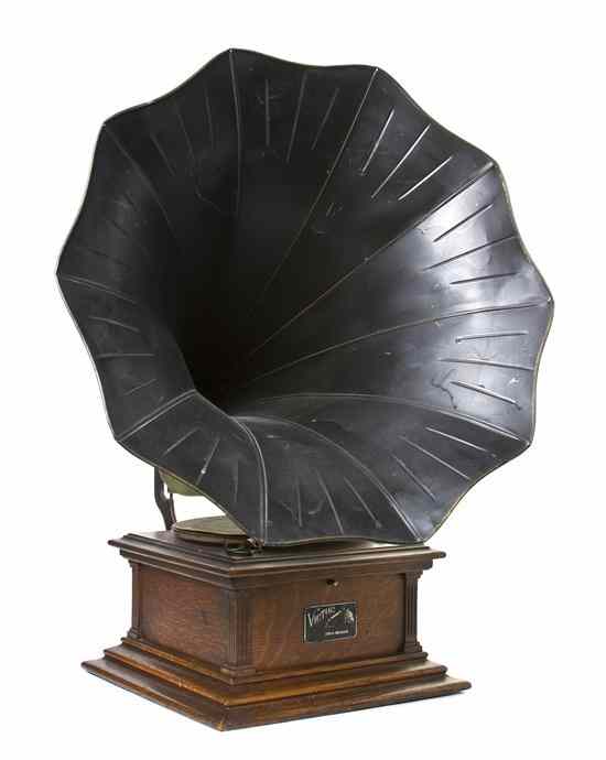 Appraisal: An Oak Victor Victrola model Vic III serial number having