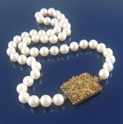 Appraisal: A cultured pearl necklace the matched pearls are approx mm