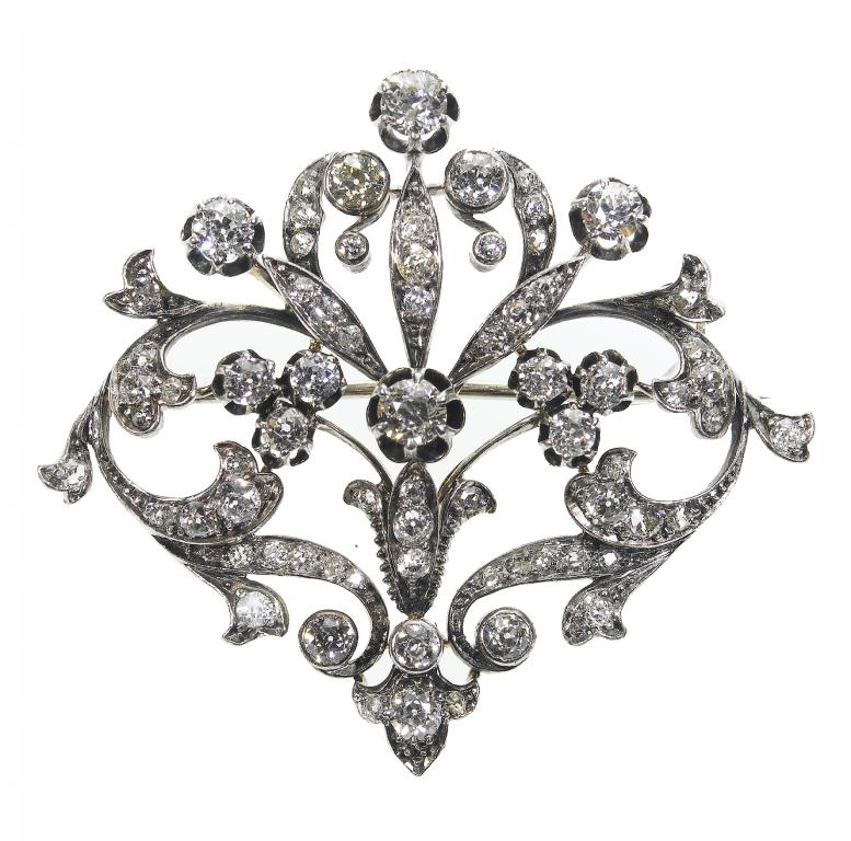 Appraisal: A DIAMOND BROOCH of scrolling openwork design with old cut