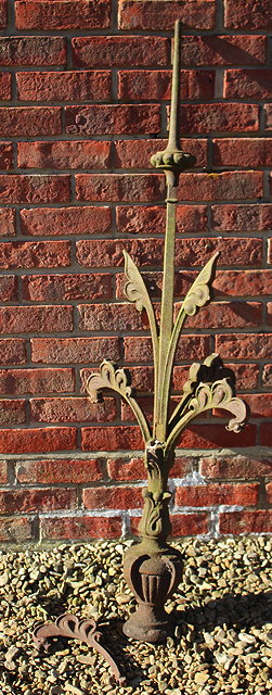 Appraisal: A VICTORIAN CAST IRON FINIAL with acanthus leaf scrolling branches