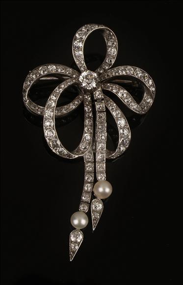 Appraisal: An Edwardian diamond and pearl bow brooch circa the tied