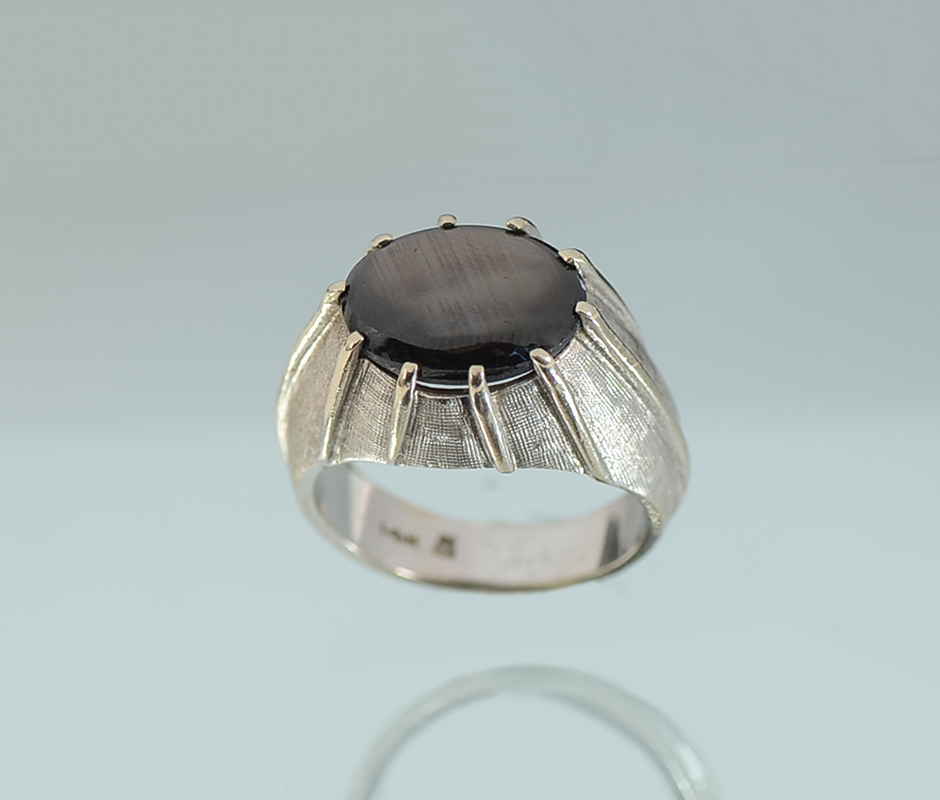 Appraisal: K BLACK STAR SAPPHIRE RING K white gold ring contains