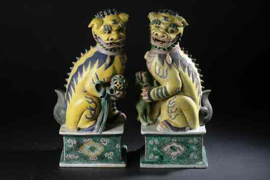 Appraisal: PAIR CHINESE FAMILLE VERTE PORCELAIN FIGURE OF FU DOGS Each