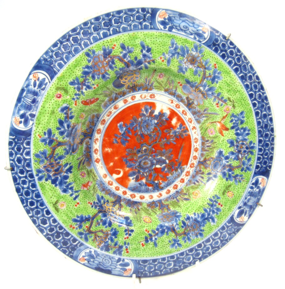 Appraisal: A Kangxi Chinese porcelain dish of circular outline with shallow