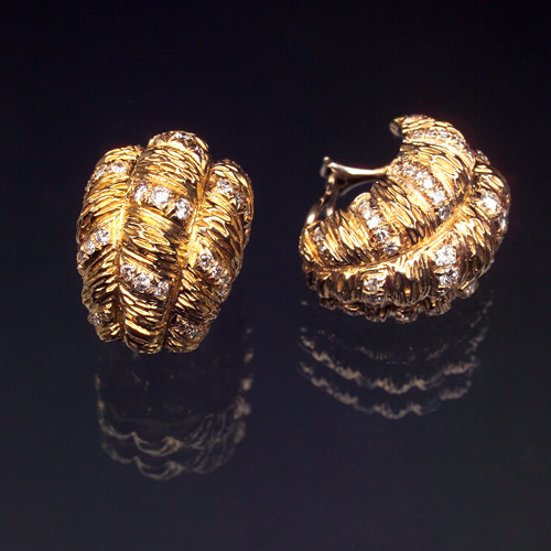 Appraisal: DIAMOND Earring in k yellow gold Textured lobes set with