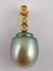 Appraisal: A yellow metal tests carat gold grey Tahitian cultured pearl