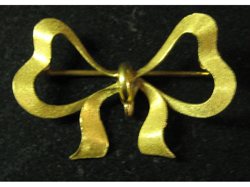 Appraisal: BOW BROOCH k yellow gold Florentine finish bow design brooch