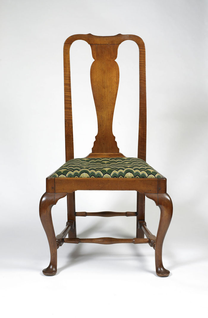 Appraisal: NEW ENGLAND QUEEN ANNE FIGURED MAPLE SIDE CHAIR The yoked