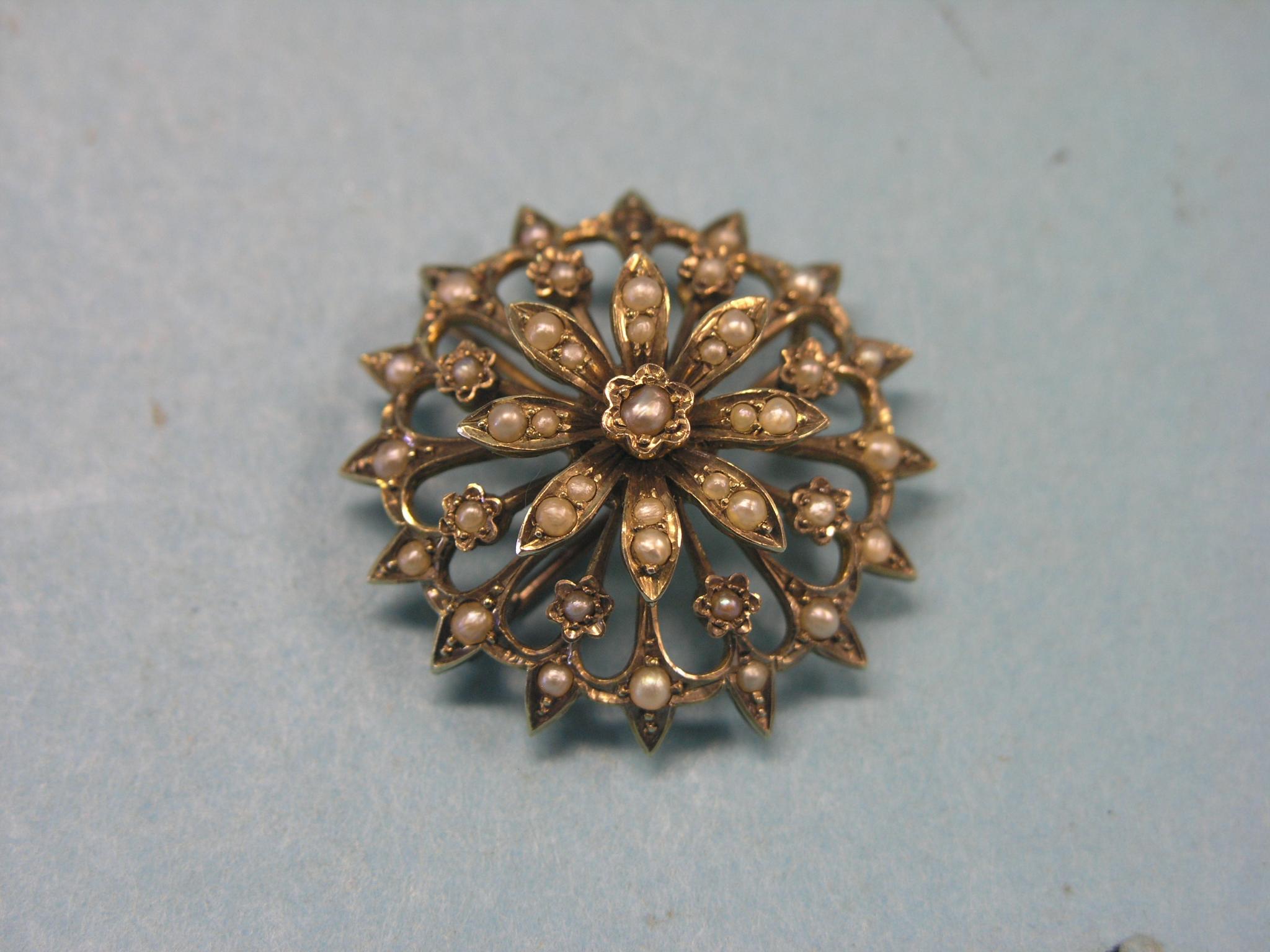 Appraisal: An Edwardian ct gold and seed-pearl brooch circular-shape numerous seed