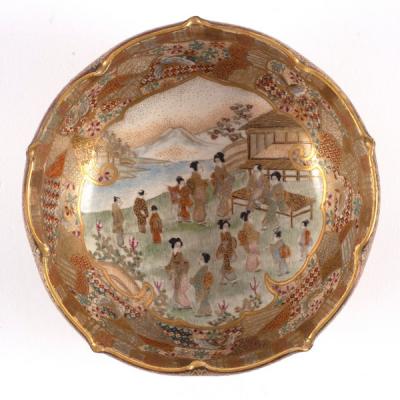 Appraisal: A Japanese Satsuma bowl with floral shaped rim painted with