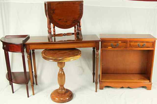 Appraisal: A small gateleg table on turned legs and gates cm