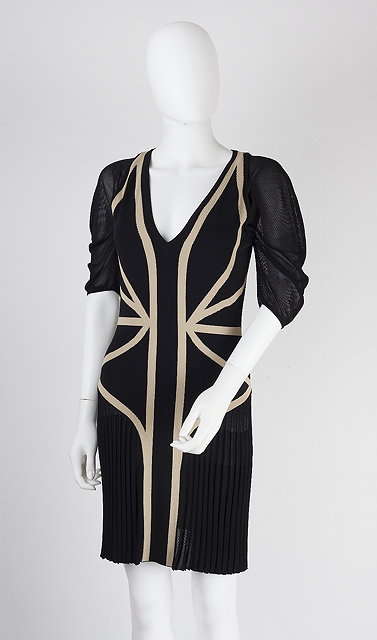 Appraisal: An Alexander McQueen black and cream mini dress with deep