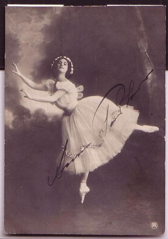 Appraisal: PAVLOVA ANNA Photograph Signed an image of her en pointe