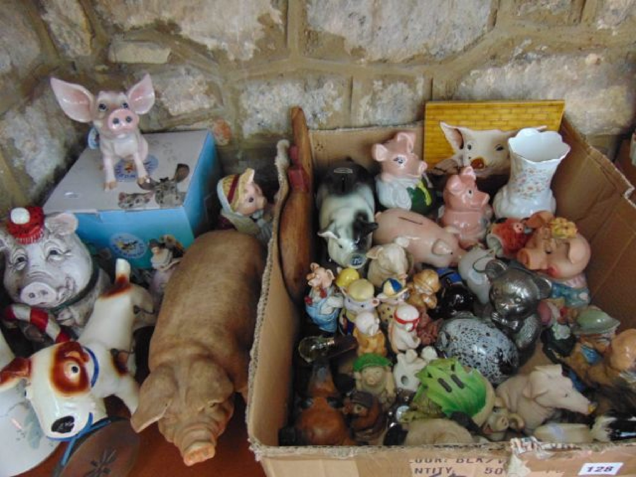 Appraisal: A quantity of ceramic and other models of pigs including