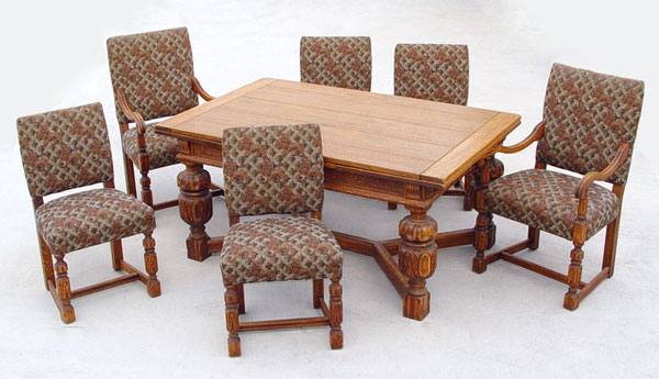 Appraisal: CARVED GOLDEN OAK DINING TABLE AND CHAIRS Draw leaf dining