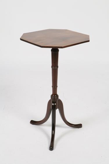 Appraisal: A REGENCY MAHOGANY OCCASIONAL TABLE the octagonal top with a