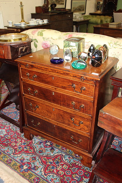 Appraisal: A MAHOGANY BACHELORS CHEST OF FOUR GRADUATED DRAWERS with brass