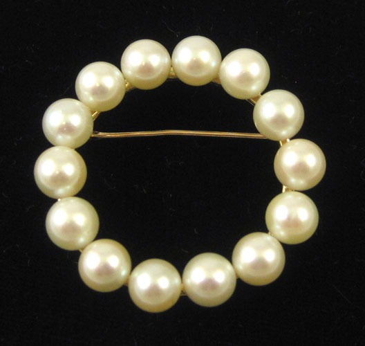 Appraisal: PEARL AND FOURTEEN KARAT GOLD BROOCH set with white pearls