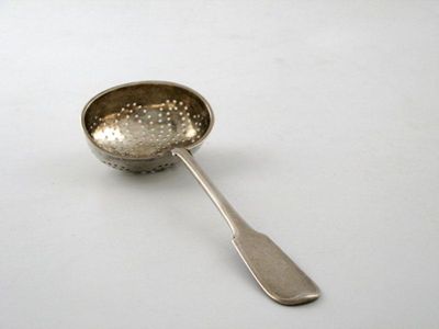 Appraisal: An early th century silver Fiddle pattern sifting spoon initialled