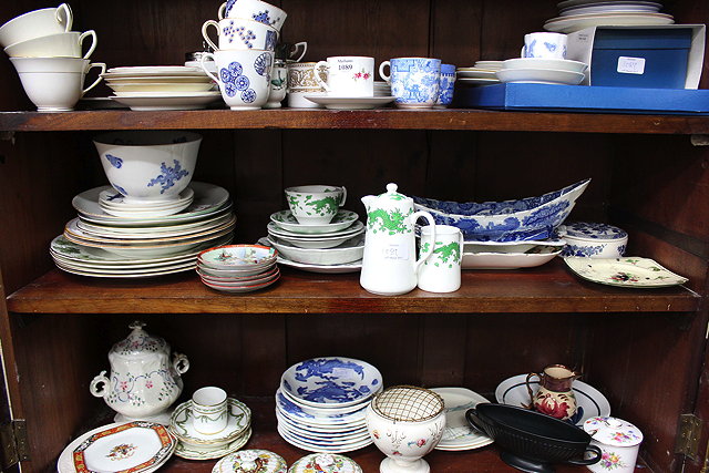 Appraisal: A QUANTITY OF CERAMICS to include part teasets a Royal