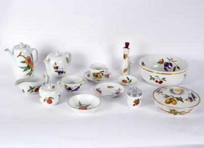 Appraisal: A quantity of Royal Worcester Evesham pattern china