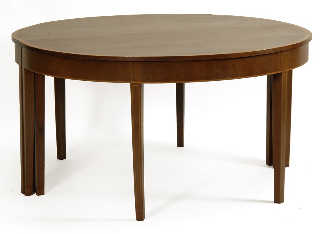 Appraisal: FEDERAL-STYLE BANQUET TABLE In mahogany with light stain mahogany banding