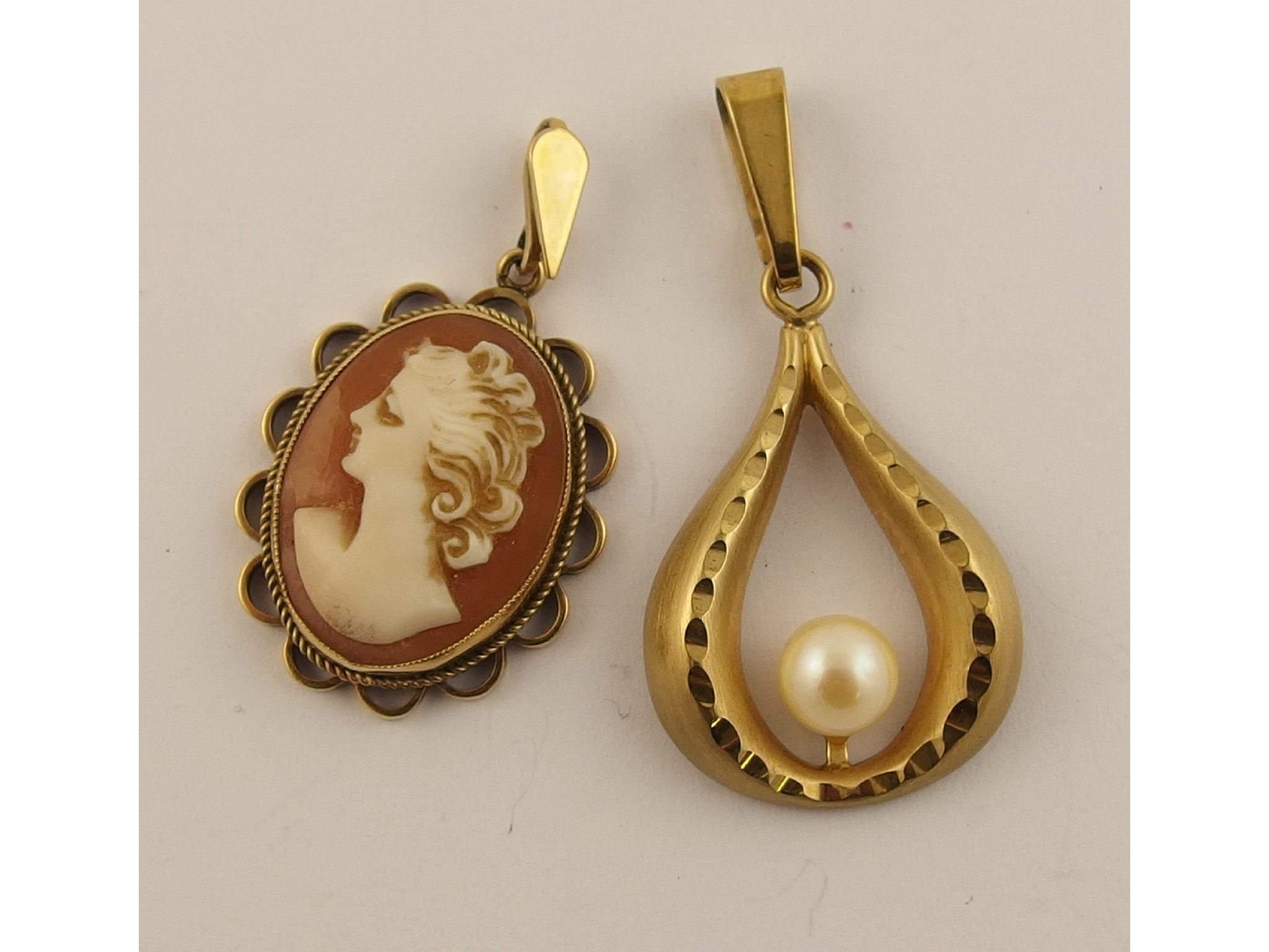 Appraisal: A ct pearl set pendant and a ct cameo pendant