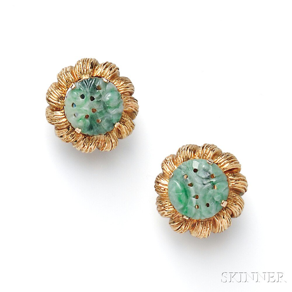 Appraisal: kt Gold and Jade Earclips each with a carved jade