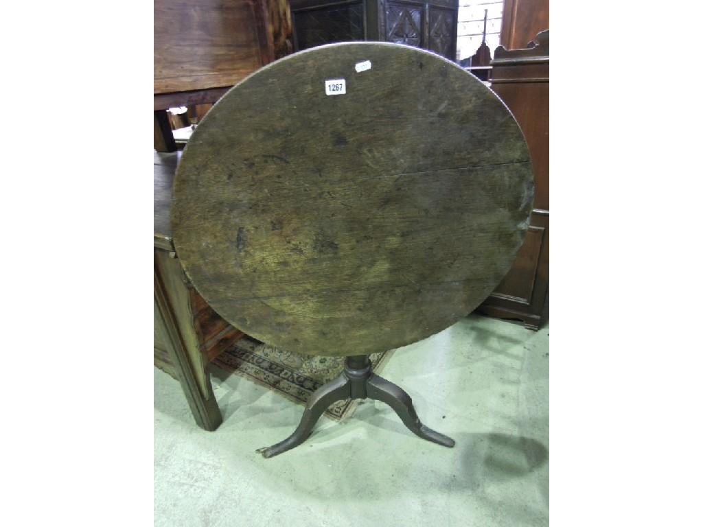 Appraisal: A Georgian oak snap top occasional table of circular form