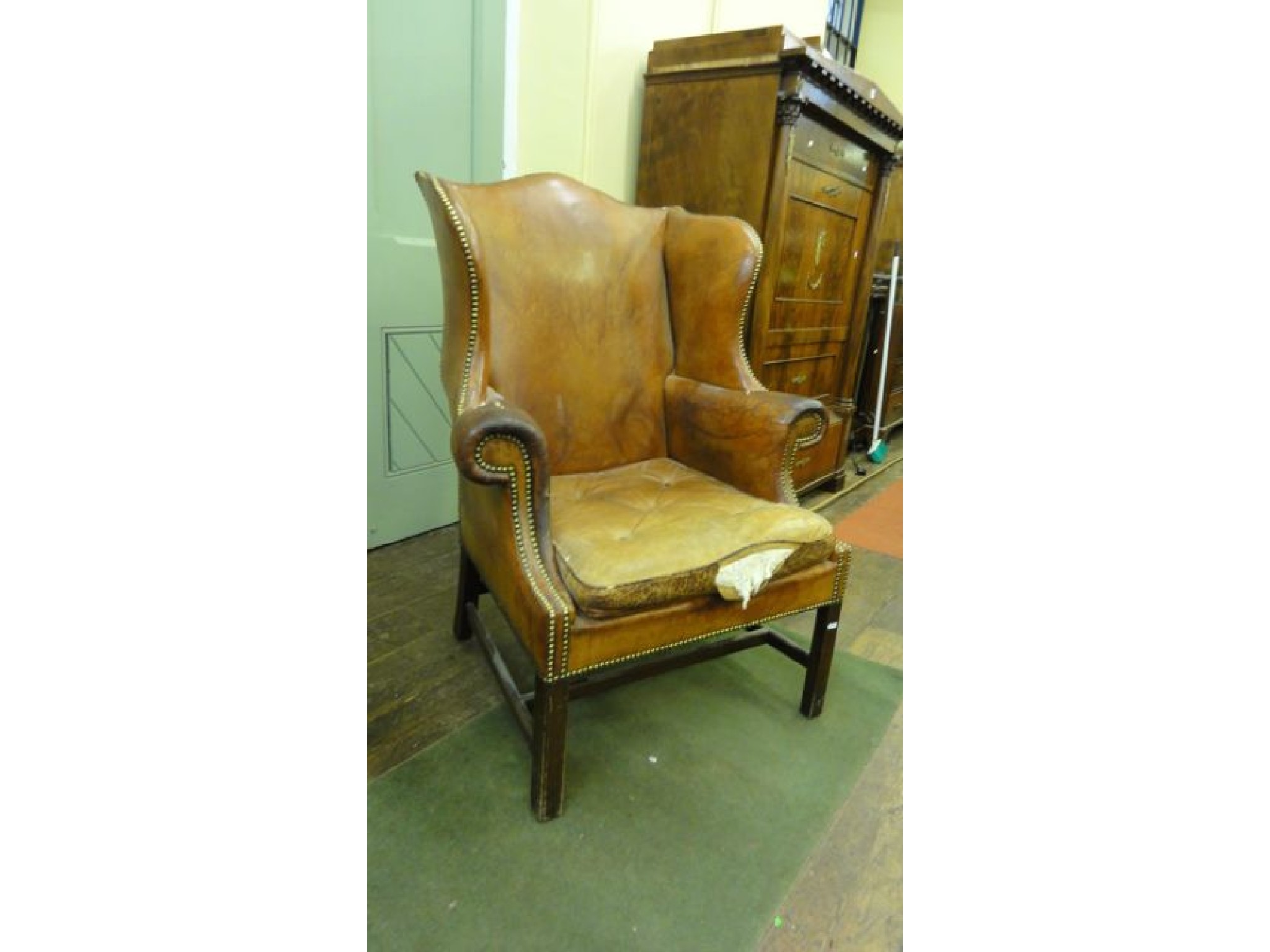 Appraisal: A good quality Georgian style wing chair with shaped outline