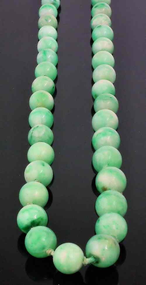 Appraisal: A mm single strand of graduated pale green celadon jadeite