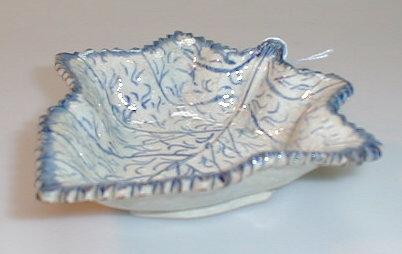 Appraisal: An early thC leaf moulded pickle dish painted in underglaze