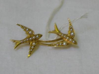 Appraisal: A VICTORIAN GOLD BROOCH with two swallows set with seed