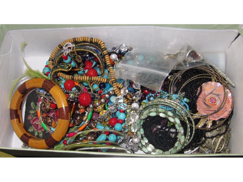 Appraisal: Box of costume jewellery including a bag of silver jewellery