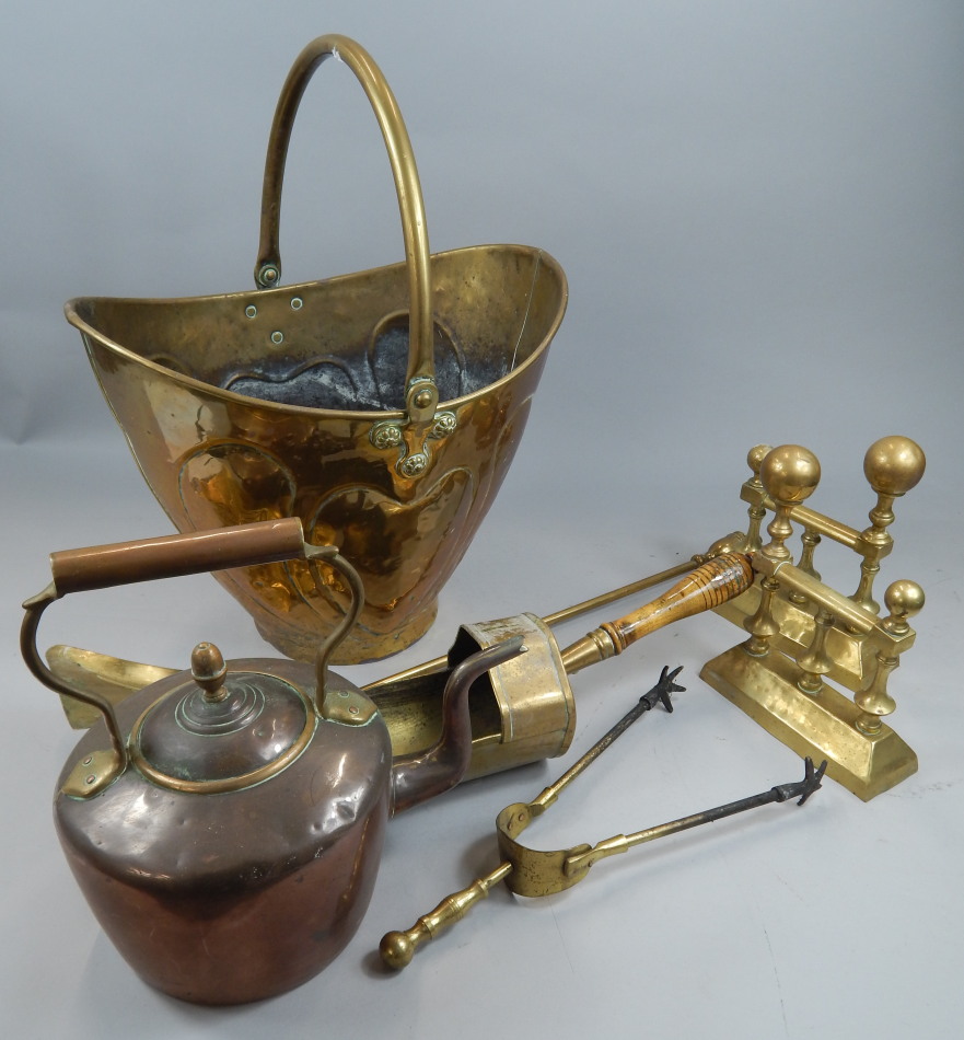 Appraisal: A quantity of metalware to include copper brass kettle coal