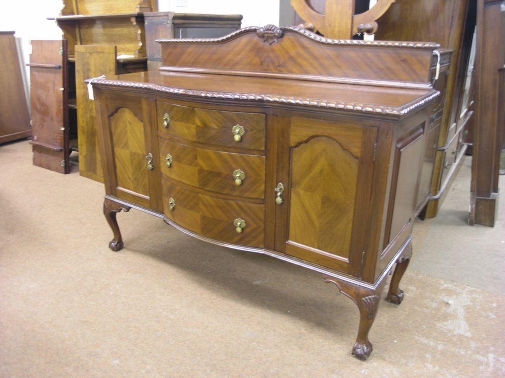 Appraisal: An early th century mahogany sideboard with gadrooned moulding three