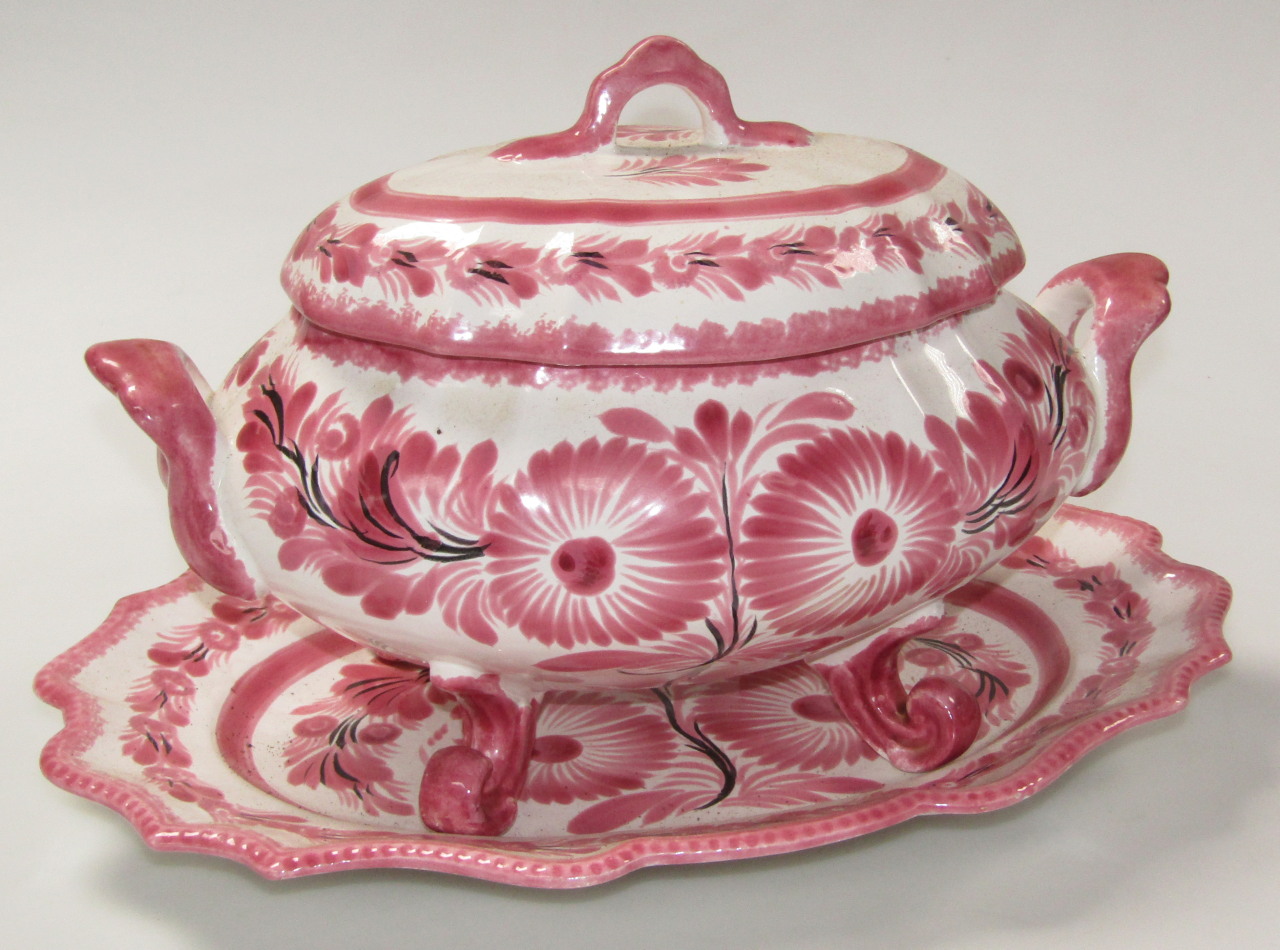 Appraisal: A thC Quimper French pottery lidded tureen the shaped ellipse