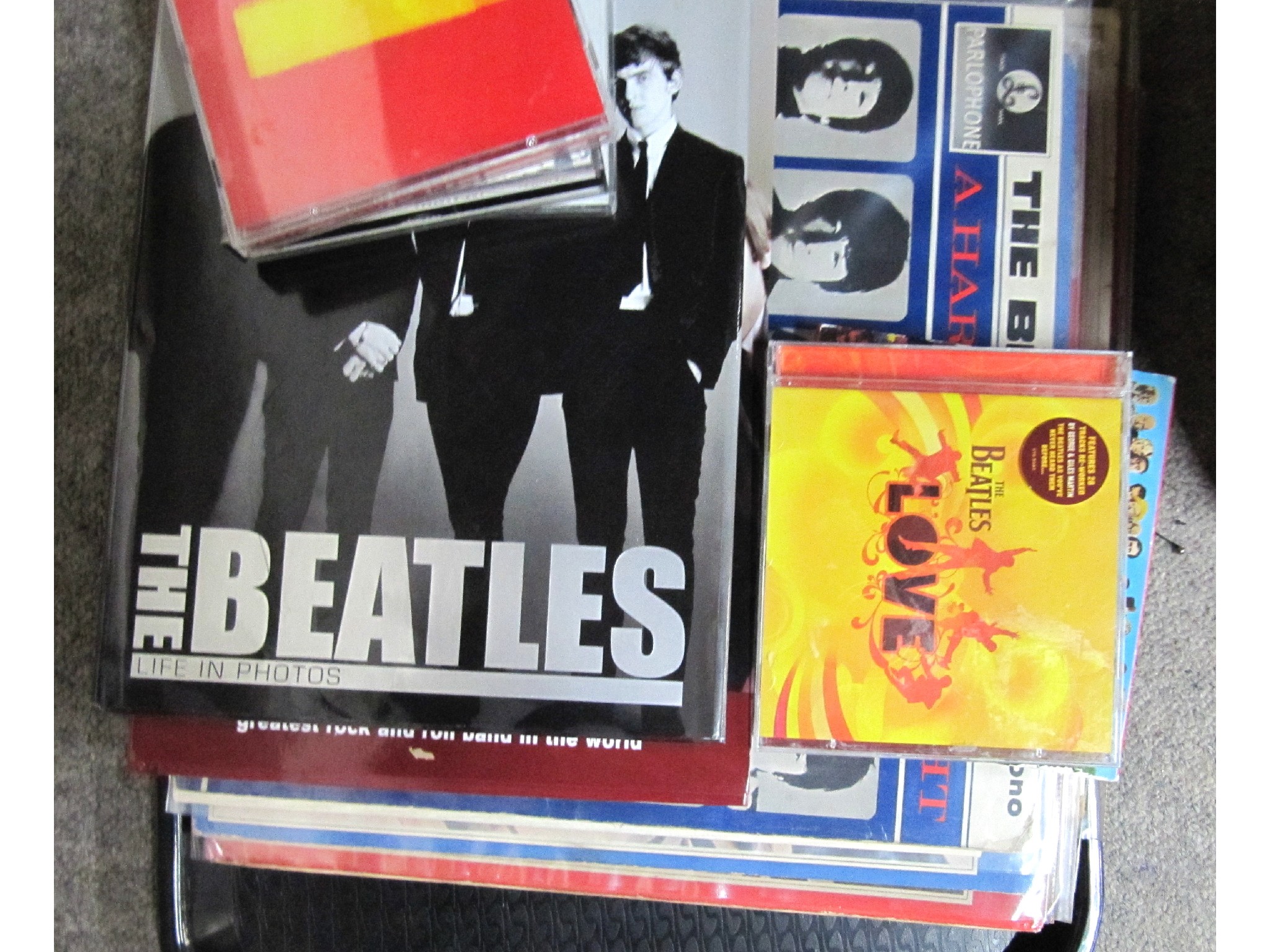 Appraisal: A tray lot of books on The Beatles including records