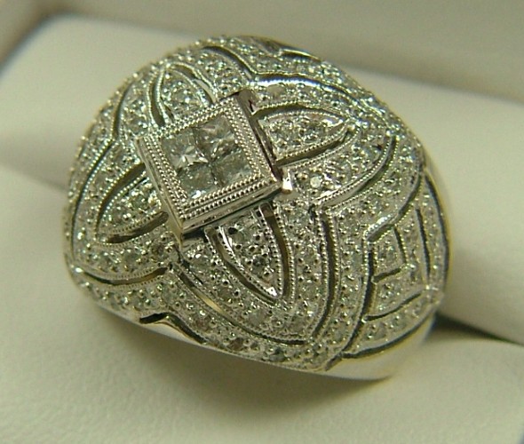 Appraisal: DIAMOND AND EIGHTEEN KARAT WHITE GOLD RING the top half