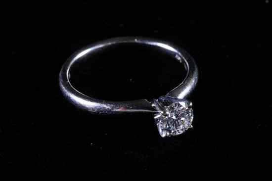 Appraisal: K WHITE GOLD AND DIAMOND ENGAGEMENT TYPE RING Brilliant cut