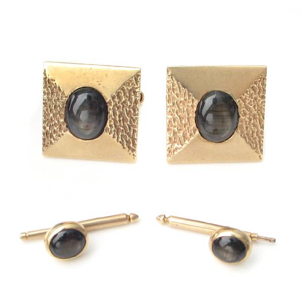 Appraisal: A set of k gold and black star sapphire cufflinks