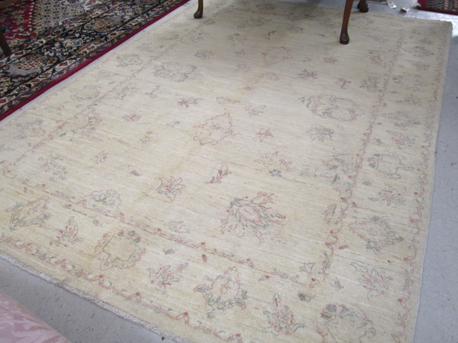 Appraisal: HAND KNOTTED ORIENTAL CARPET stylized floral Oushak design of West