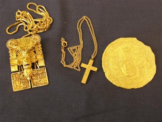 Appraisal: Three gold items comprising an Aztec style pendant on chain