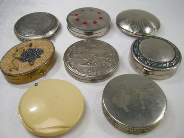 Appraisal: Eight nice assorted vintage compacts in various styles Each measuring