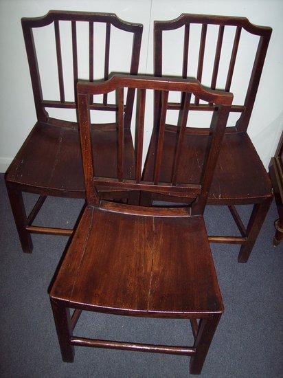 Appraisal: Six splat back single chairs with solid seats in elm