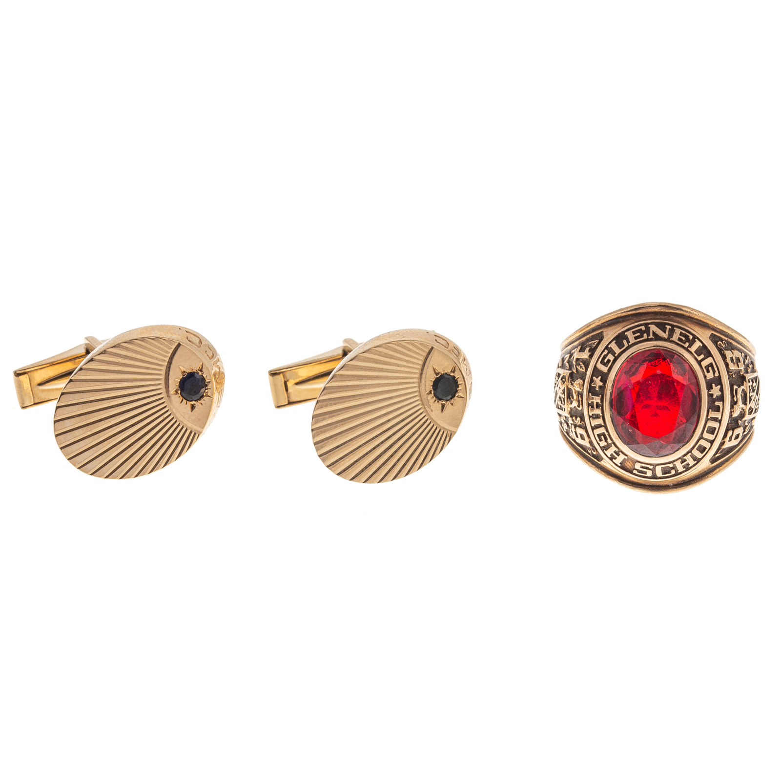 Appraisal: A PAIR OF CUFFLINKS CLASS RING IN GOLD K yellow