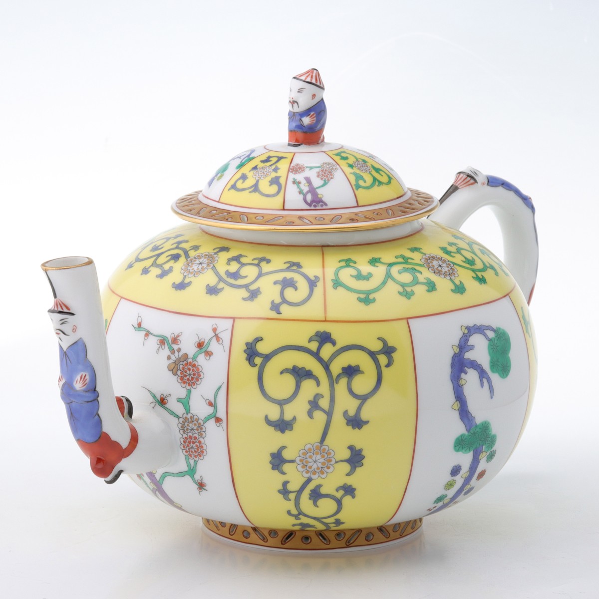 Appraisal: A HEREND YELLOW DYNASTY TEAPOT WITH MANDARIN FIGURESThe Chinoiserie teapot