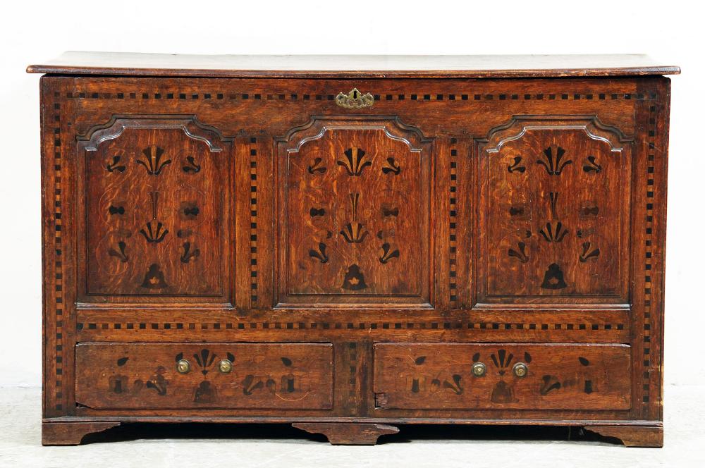 Appraisal: AN OAK PANELLED CHEST mid th century the hinged plank